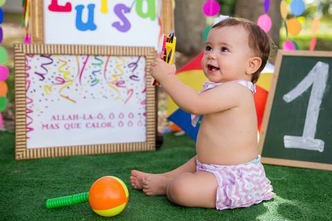 foto do bebê no cenário colorido. ensaio smash the cake smash the fuit'