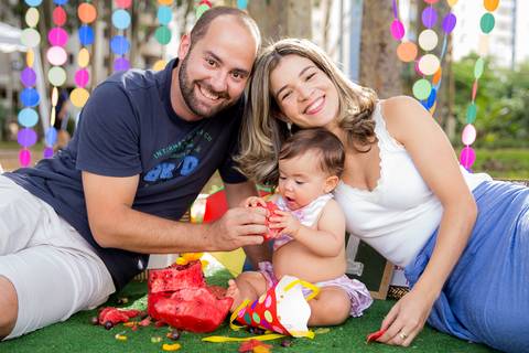 foto do bebê com os pais no cenário colorido. ensaio smash the cake smash the fuit'