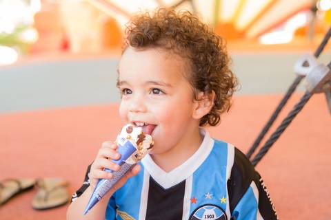 foto de criança tomando sorvete. ensaio fotográfico família'