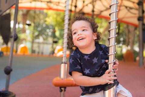 foto de criança em brinquedo. ensaio fotográfico família'