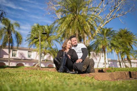 foto de casal sentados no chão. ensaio book casal'