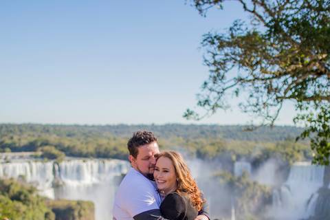 foto de casal com cataratas do iguaçu no fundo. ensaio book casal'