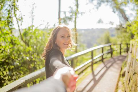 foto de marido segurando mão da esposa. ensaio book casal'