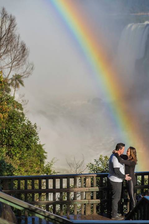 foto de casal se abraçando com arco-íris de fundo. ensaio book casal'