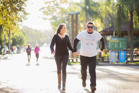 foto de casal de mãos dadas. ensaio book casal'