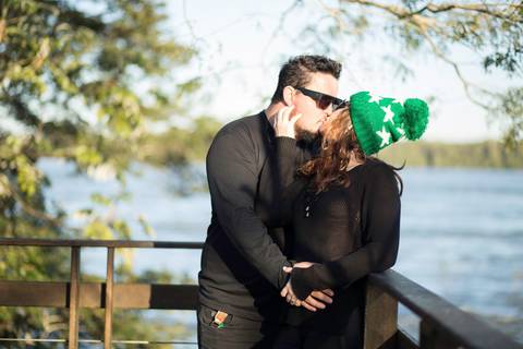 foto de casal se abraçando. ensaio book casal'