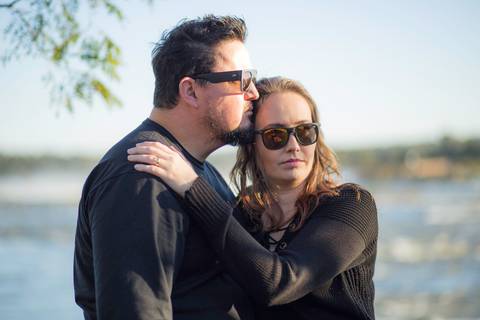 foto de casal se abraçando. ensaio book casal'