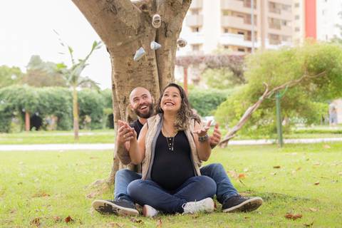 foto de grávida e marido jogando os sapatinho para o alto. ensaio book gestante'
