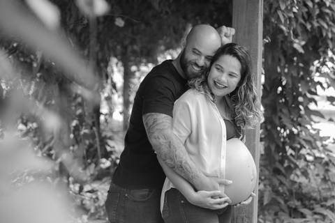 foto em preto e branco de grávida e marido segurando a barriga. ensaio book gestante'