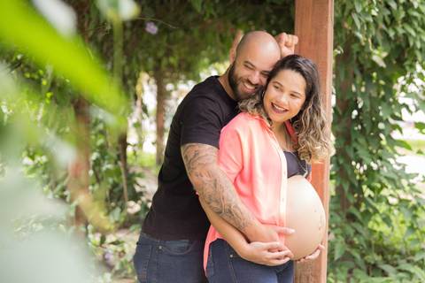 foto de grávida e marido segurando a barriga. ensaio book gestante'