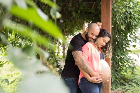 foto de grávida e marido segurando a barriga. ensaio book  gestante'