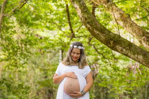 foto de grávida segurando a barriga. ensaio book gestante'