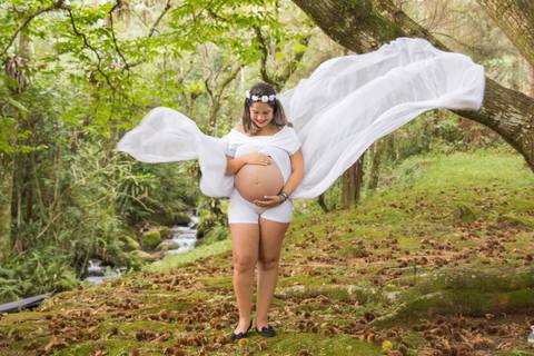 foto de grávida segurando a barriga. ensaio book gestante'