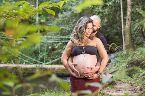foto de grávida e marido segurando a barriga. ensaio book gestante'