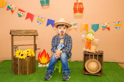 foto de criança no cenário. mini ensaio festa junina'