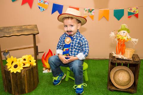 foto de criança no cenário. mini ensaio festa junina'