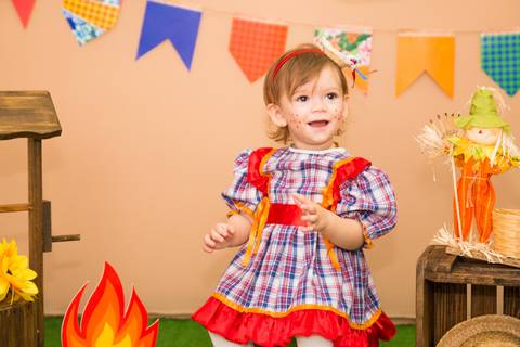 foto de criança no cenário. mini ensaio festa junina'