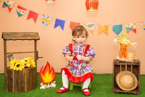 foto de criança no cenário. mini ensaio festa junina'