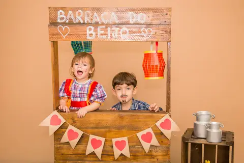 foto de irmãos no cenário. mini ensaio festa junina'