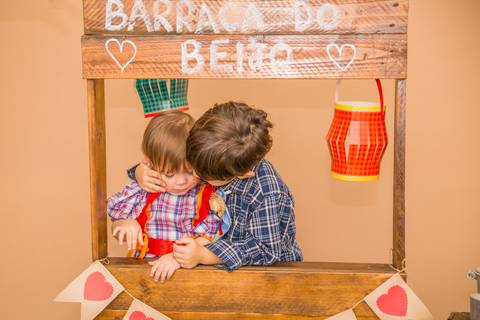 foto de irmãos no cenário. mini ensaio festa junina'