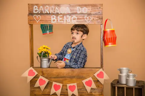 foto de criança no cenário. mini ensaio festa junina'