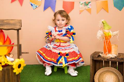 foto de criança no cenário. mini ensaio festa junina'