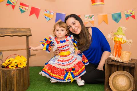 foto de criança com família no cenário. mini ensaio festa junina'