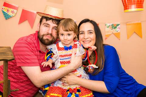 foto de criança com família no cenário. mini ensaio festa junina'
