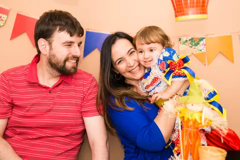 foto de criança com família no cenário. mini ensaio festa junina'