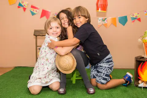 foto de crianças no cenário. mini ensaio festa junina'