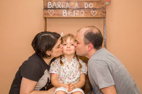 foto de criança com família no cenário. mini ensaio festa junina'