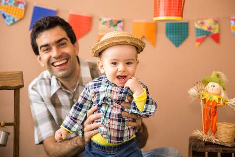 foto de criança com família no cenário. mini ensaio festa junina'