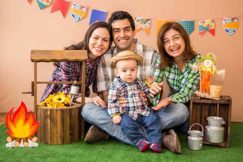 foto de criança com família no cenário. mini ensaio festa junina'