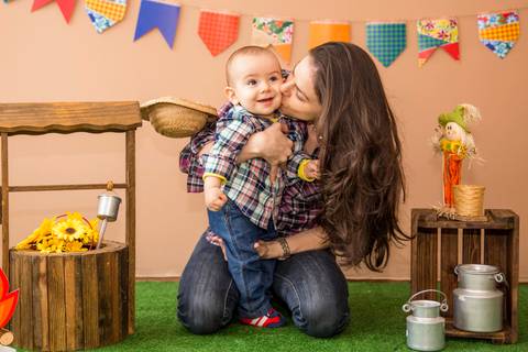foto de criança com família no cenário. mini ensaio festa junina'
