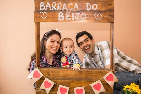 foto de criança com família no cenário. mini ensaio festa junina'