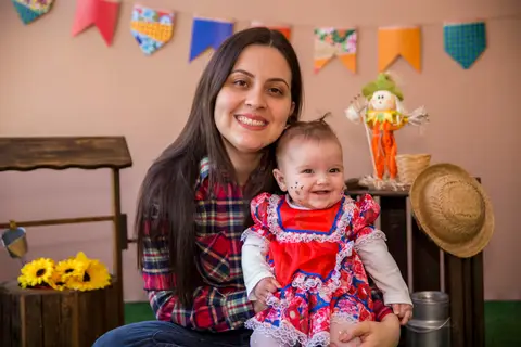 foto de criança com família no cenário. mini ensaio festa junina'