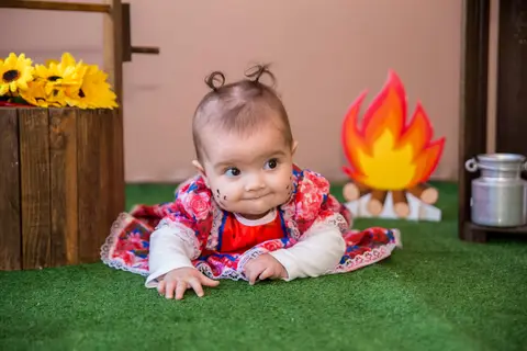 foto de bebê no cenário. mini ensaio festa junina'