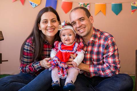 foto de criança com família no cenário. mini ensaio festa junina'