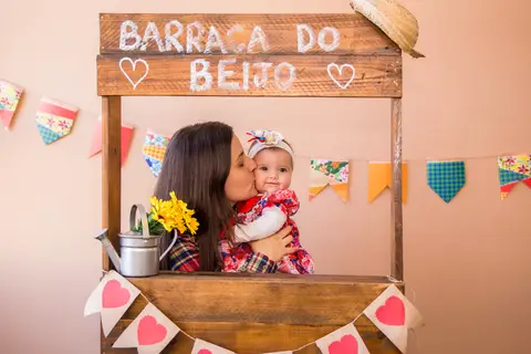 foto de criança com família no cenário. mini ensaio festa junina'