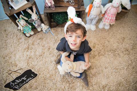 foto de criança no cenário decorado com coelhos. mini ensaio fotografia páscoa '