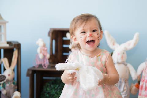 foto de criança no cenário decorado com coelhos. mini ensaio fotografia páscoa '