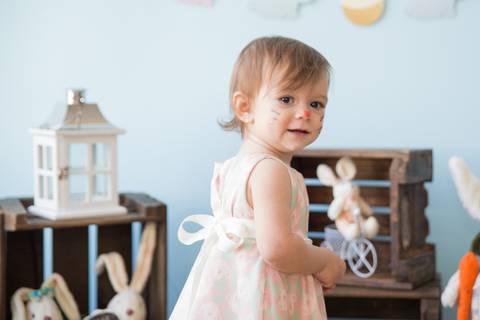 foto de criança no cenário decorado com coelhos. mini ensaio fotografia páscoa '