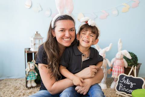 foto de criança com família no cenário decorado com coelhos. mini ensaio fotografia páscoa '