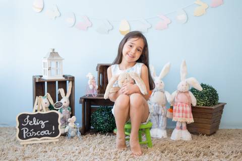 foto de criança no cenário decorado com coelhos. mini ensaio fotografia páscoa '