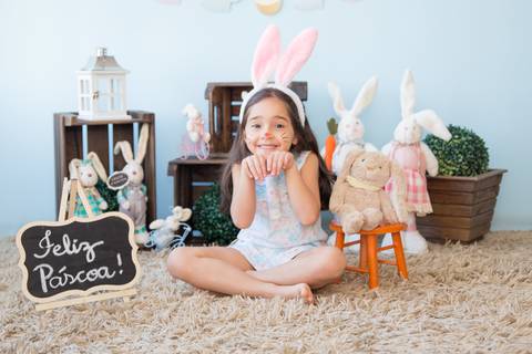 foto de criança no cenário decorado com coelhos. mini ensaio fotografia páscoa '