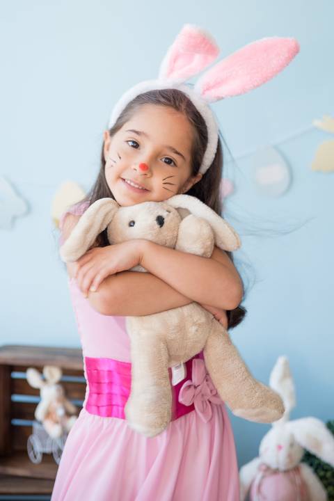 foto de criança no cenário decorado com coelhos. mini ensaio fotografia páscoa '