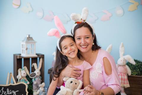 foto de criança com família no cenário decorado com coelhos. mini ensaio fotografia páscoa '