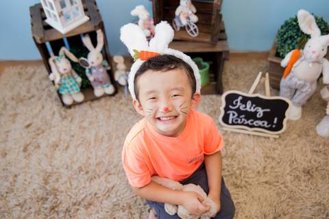 foto de criança no cenário decorado com coelhos. mini ensaio fotografia páscoa '