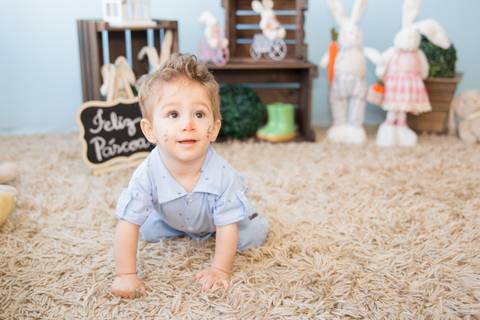 foto de criança no cenário decorado com coelhos. mini ensaio fotografia páscoa '