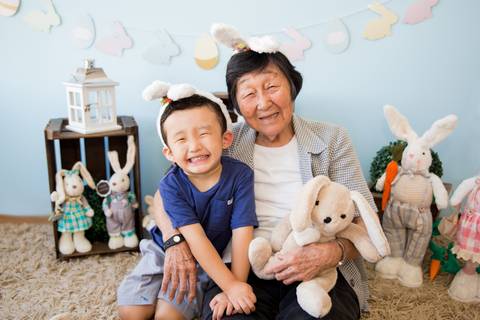 foto de criança com família no cenário decorado com coelhos. mini ensaio fotografia páscoa '